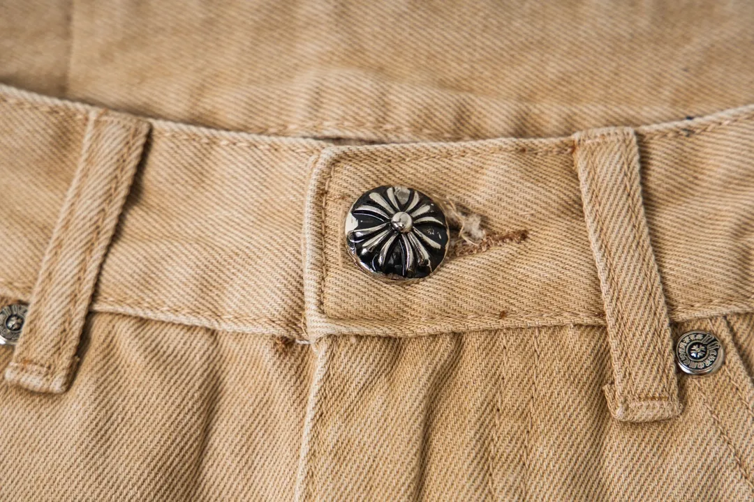 P250 model number Y842 Chrome Hearts/Chrome Hearts classic leather label cross denim trousers After the trousers are finished, they are subjected to heavy enzyme stone grinding and rinsing. Each pair is different in washing. The heavy washing process has many hidden secret details. The trousers featured this time are perfect in terms of shape and upper body. It is no exaggeration to say that it takes more time to make 20 short-sleeves than to make one pair of jeans. The fabric is made of 12.2 ounces of high-quality denim. Only denim with 12 ounces or more can have the unique high-end texture of denim. I am very satisfied with the proofing after several washes. Size:28-34